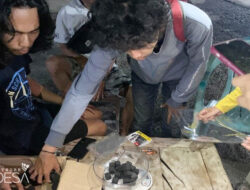Mahasiswa KKN UNEJ, Lakukan Pengemasan Briket Arang