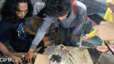 Mahasiswa KKN UNEJ, Lakukan Pengemasan Briket Arang
