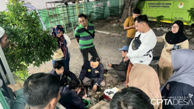 Mahasiswa KKN Universitas Jember Kelompok 211 bersa,a warga desa saat melakukan pelatihan pembuatan briket arang