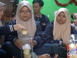 Kerjasama Mahasiswa KKN dan Kelompok Disabilitas Ciptakan Kerupuk Lele