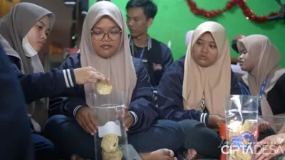 Kerjasama Mahasiswa KKN dan Kelompok Disabilitas Ciptakan Kerupuk Lele